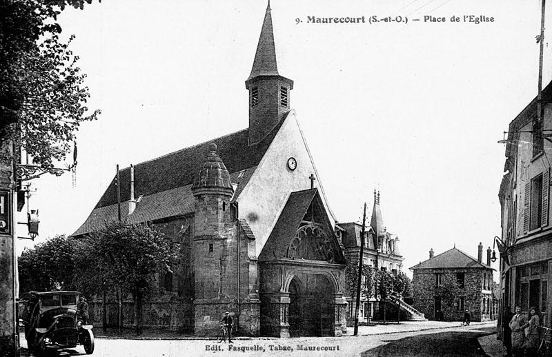 la façade de l'église. on aperçoit la poste