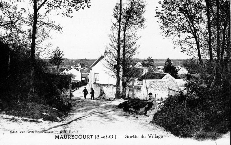 route à la sortie du village