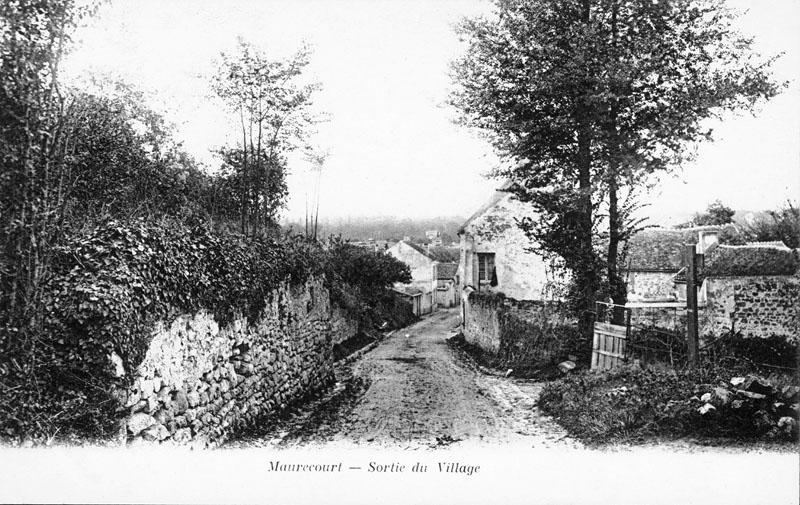 route à la sortie du village