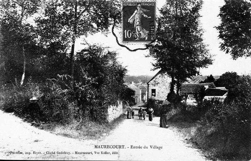 route à l'entrée du village