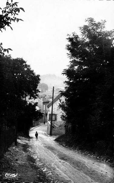 route à l'entrée du village