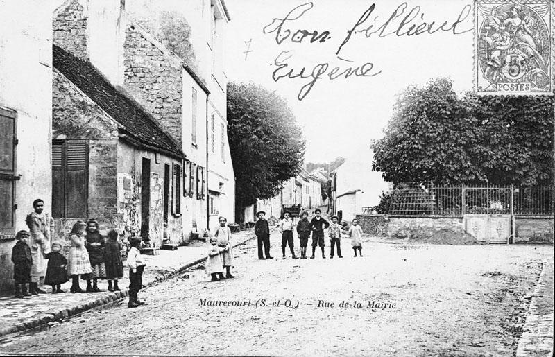 l'ancienne rue de la Mairie, actuellement rue du général de Gaulle