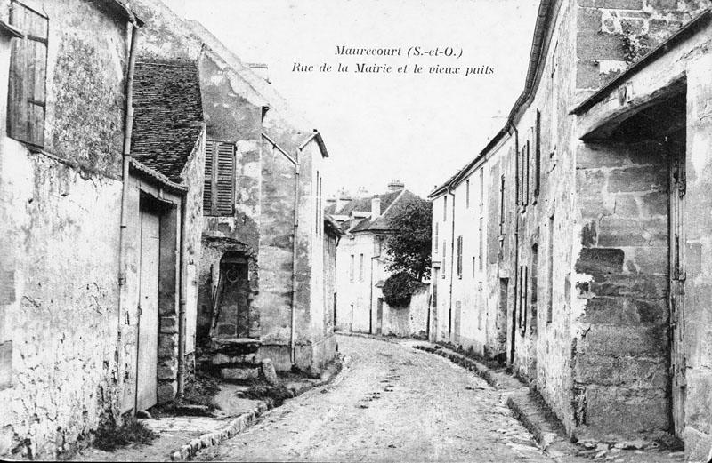 l'ancienne rue de la Mairie, actuellement rue du général de Gaulle et son puits