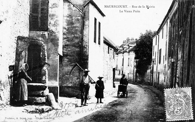 l'ancienne rue de la Mairie, actuellement rue du général de Gaulle et son puits