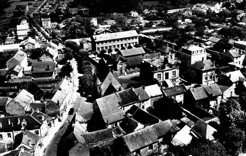 vue aérienne du centre du village ; on aperçoit l'école