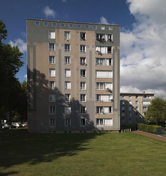 Une façade de l'immeuble n° 29 (R + 7), près de l'allée des Ecoles.