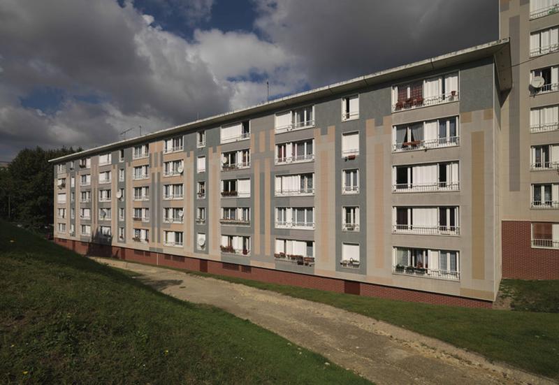 La cité des Bergeries à Vigneux-sur-Seine : immeuble composé d'une barre (sur la photo) et d'un plot (à droite), 4-10, rue Louise-Michel ; les dernières travées, à gauche, sont sur la commune de Draveil.