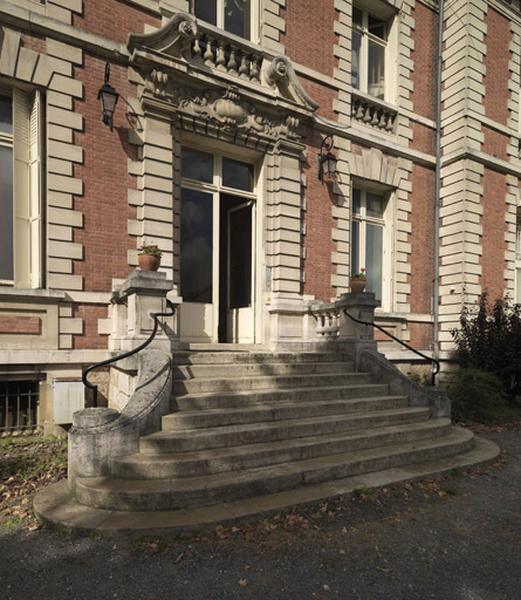 Détail du perron et de la porte d'entrée.