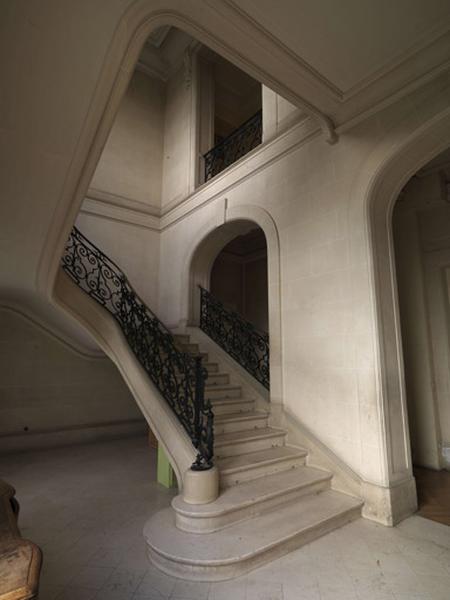 Vue d'ensemble de la cage d'escalier.