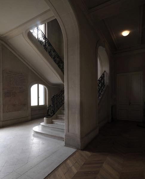 Le vestibule et l'escalier ; la cage d'escalier présente la particularité d'être ouverte par des galeries à chaque niveau.