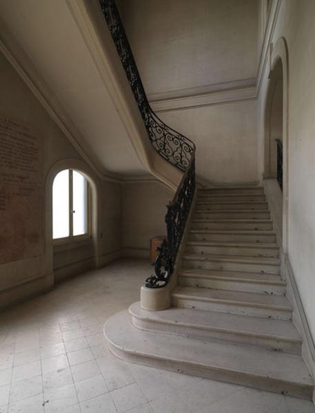 Les deux premières volées de l'escalier suspendu.