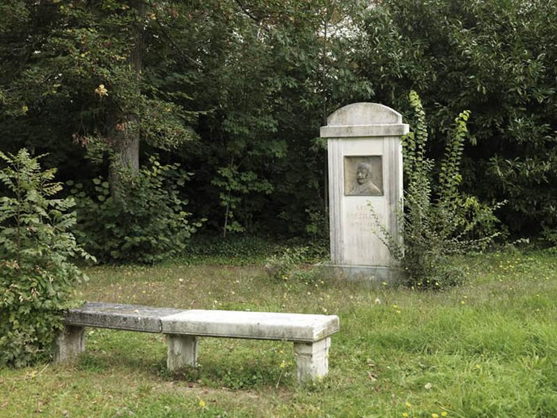Dans le parc, le monument en l'honneur de Léon Brézillon, fondateur de la Mutuelle du cinéma en 1921.