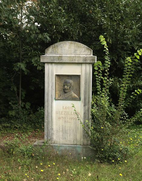 Portrait en buste de Léon Brézillon sur la stèle élevée en son honneur dans le parc du château devenu Maison de retraite du cinéma.