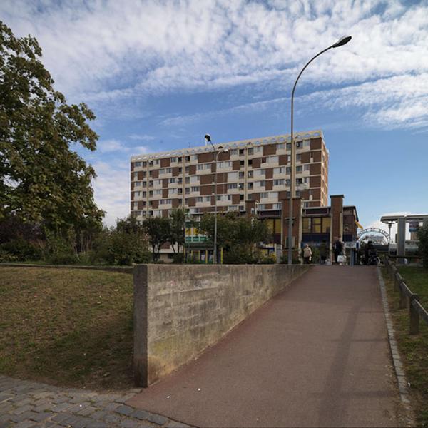 L'immeuble de 9 étages vu de l'allée de la Poste.