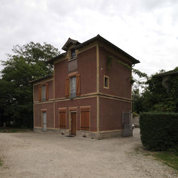 Maison de gardien située à l'avant de la cour des communs.