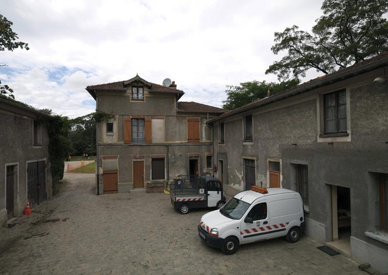 La cour des communs, avec au fond la façade postérieure de la maison du gardien.