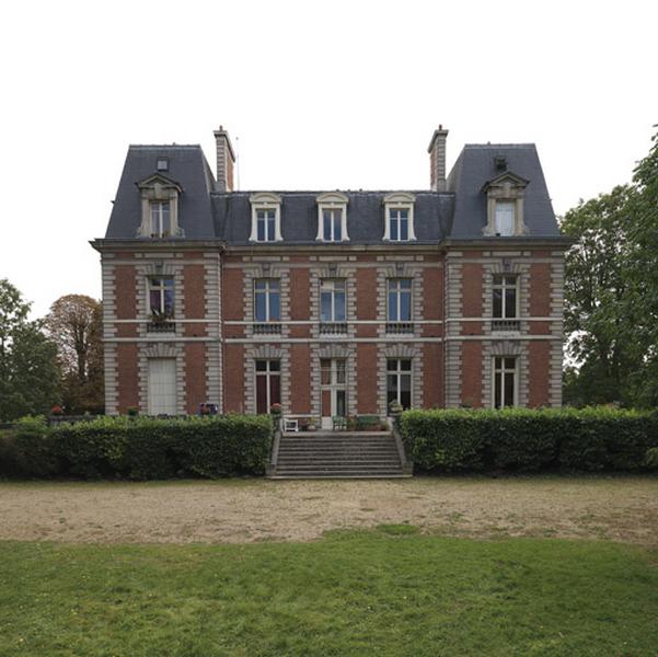 Le château : façade sur le parc.