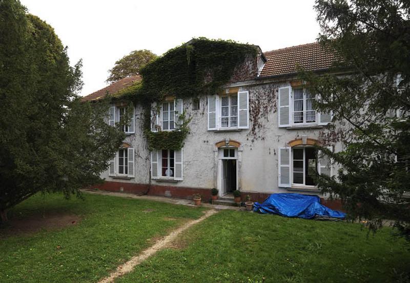 Bâtiment des communs, sur la droite à l'entrée du parc.