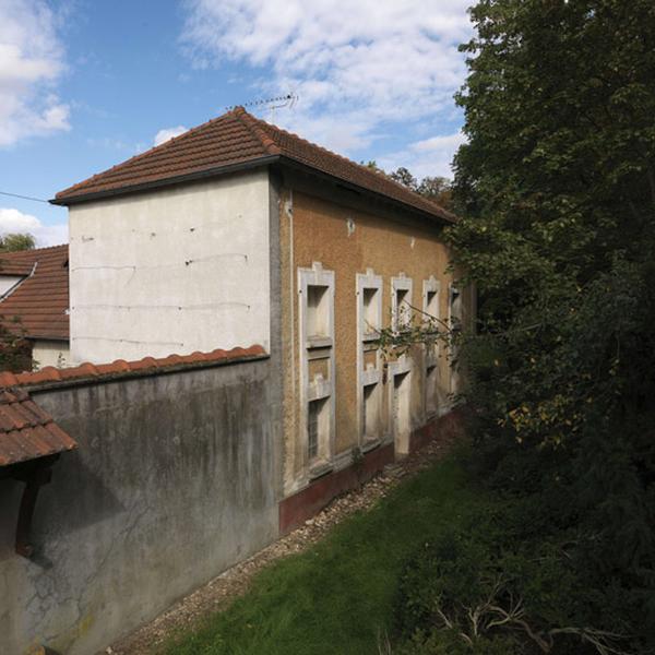 Bâtiment des communs, sur la gauche, à l'entrée du parc.