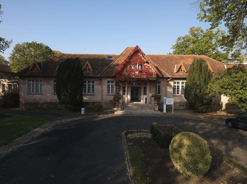 Vue du bâtiment d'entrée.