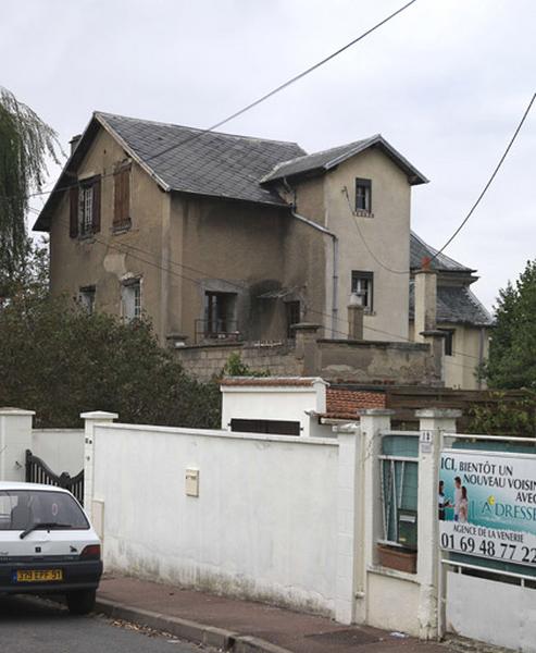 Vestiges de la partie orientale de l'ancien château, transformée en pavillon. De l'autre côté de la rue (10, rue de Bellevue), le pavillon qui lui fait face est un vestige de la partie occidentale.