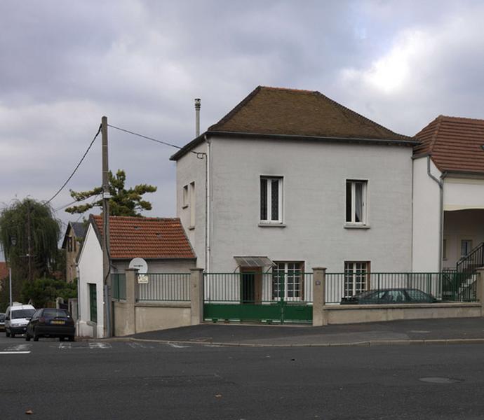 Ancien pavillon d'entrée du château. Son pendant de l'autre côté de la rue de Bellevue (209, bd Henri-Barbusse) a été démoli en 1973.