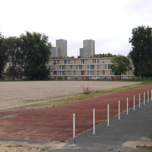 Vue des tours et d'un immeuble long R+3, prise du gymnase Auguste-Delaune.