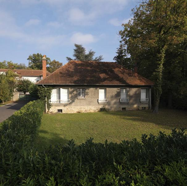 Vue d'un pavillon d'habitation, situé à côté du pavillon double affecté au logement de la direction (à l'extrême sud du quadrilatère).