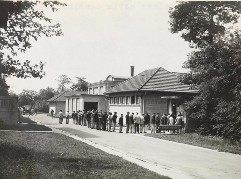 Vue vers la cuisine et la cantine.