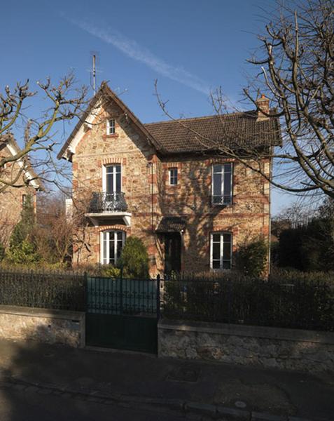 Vue d'ensemble de la maison, 5 avenue de Beauséjour. Elle est dentique à celles des numéros 3 et 7 et porte la date 1909.