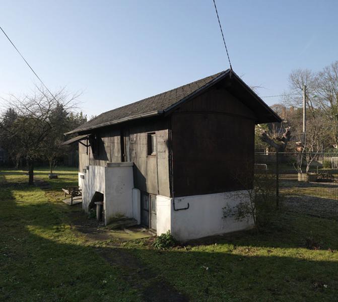 Vue d'ensemble du cabanon. Edifié en matériaux légers, le cabanon, pied-à-terre du dimanche, a souvent précédé le pavillon en dur construit ultérieurement sur la parcelle.