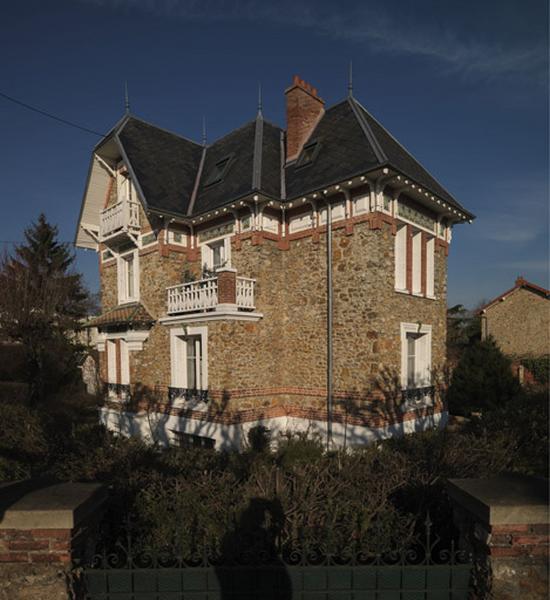 Vue d'ensemble de la maison à l'angle du 31 avenue Emile-Fruchart et du 13 avenue de Beauséjour.
