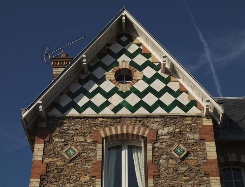 Détail du pignon de la maison, 31 avenue Emile-Fruchart. Des carreaux de céramique identiques ornent le surcroît de la maison du 42, avenue de Bellevue.