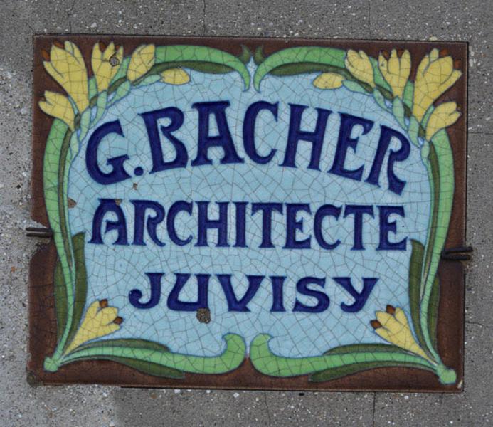 Vue rapprochée de la plaque de l'architecte G. Bacher, 12 avenue Libert.