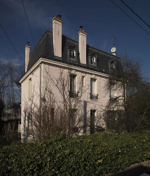 Vue de la façade de la maison sur l'avenue, 19 avenue Libert.