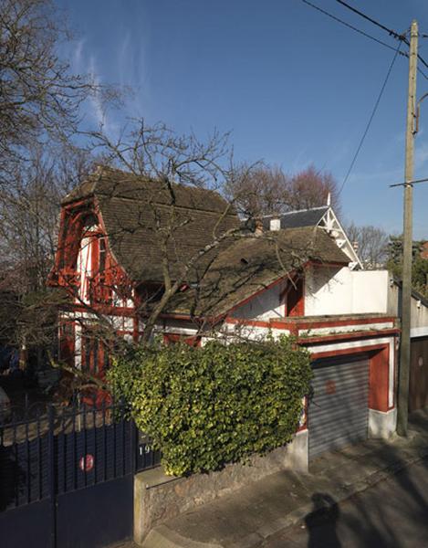 Vue des communs accolés au mur de clôture, 19 avenue Libert.