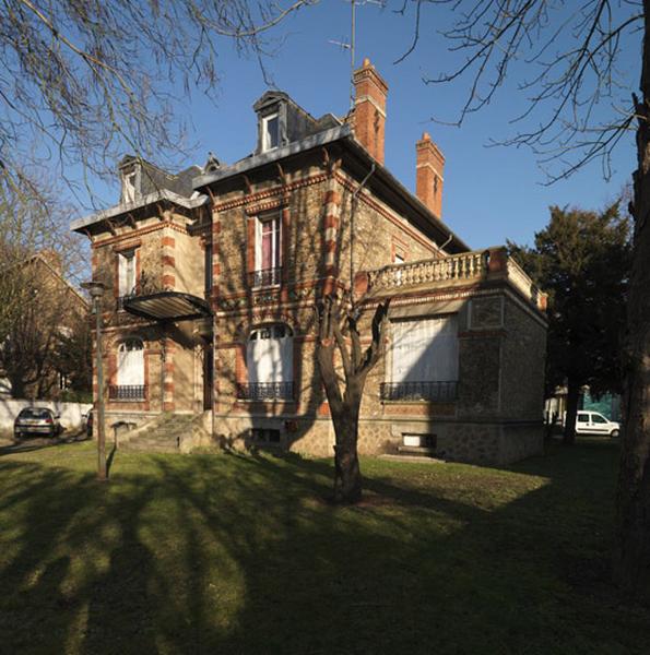 La maison vue de trois quarts (à partir de la terrasse sud).