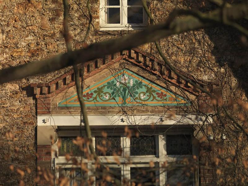 Maison, 34 avenue de Bellevue. Détail du panneau de céramique surmontant la fenêtre principale du premier étage.