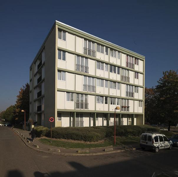 Vue d'ensemble d'un bâtiment 'pavé' ou plot, situé 2, ruePaul-Verlaine.