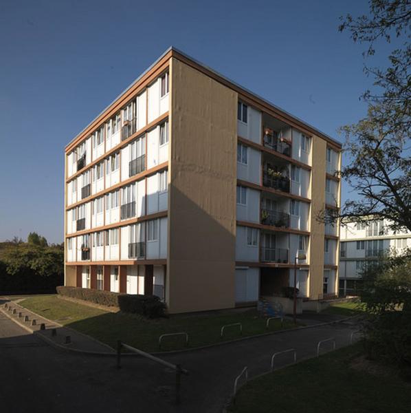 Un bâtiment 'pavé' ou plot, 2 place Saint-Exupéry.