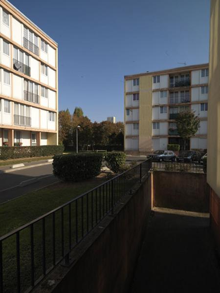 Les plots de la place Pablo-Picasso, dans le prolongement de l'allée Eugène-Delacroix.