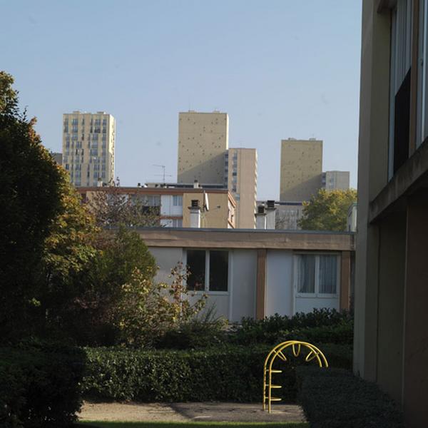 Vue d'immeubles de différentes hauteurs, avec au premier plan les individuels en bande de l'allée Clément-Ader.