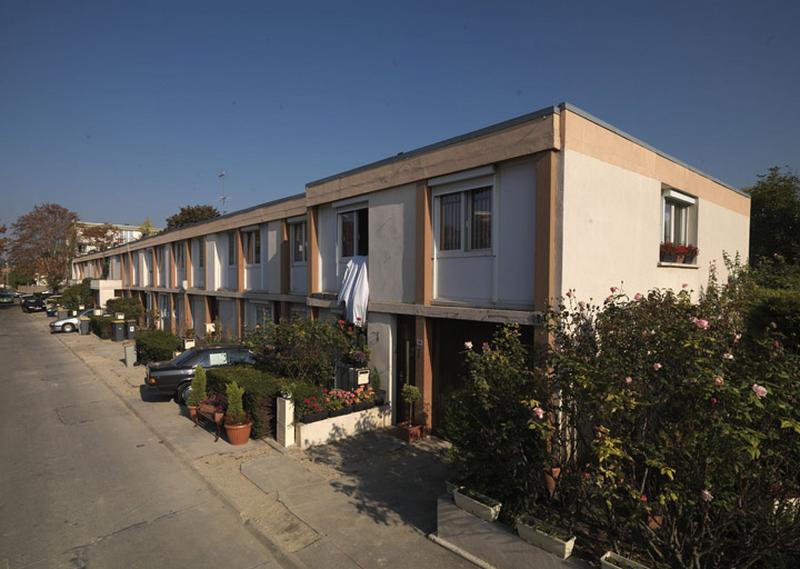 Vue d'ensemble d'un bâtiment de logements individuels en bande situé le long de l'allée Jean-Mermoz.