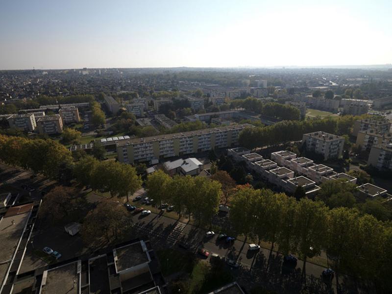 Vue de l'avenue de la Concorde et des immeubles du secteur bas, prise de la tour 23 (2, avenue Henri-Charon). Au centre de la photo, devant la barre R+4, le centre social de l'Amandier et à l'arrière, le groupe scolaire Romain-Rolland.