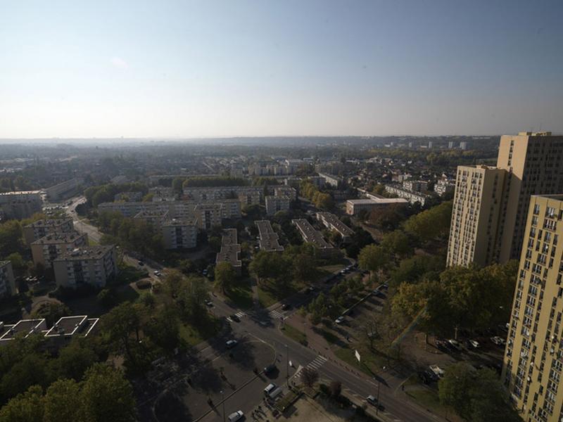 Le carrefour de l'avenue de la Concorde et de la rue Frédéric-Joliot-Curie, photographié de la tour 23 (2, avenue Henri-Charon).