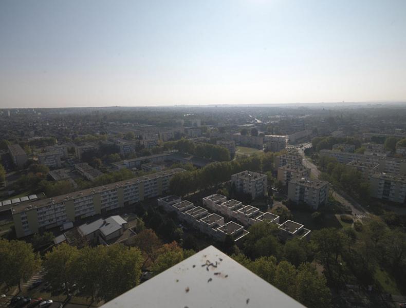 Les immeubles du secteur bas, pris de la tour 23 (2, avenue Henri-Charon), avec au premier plan, à gauche, le centre social de l'Amandier.