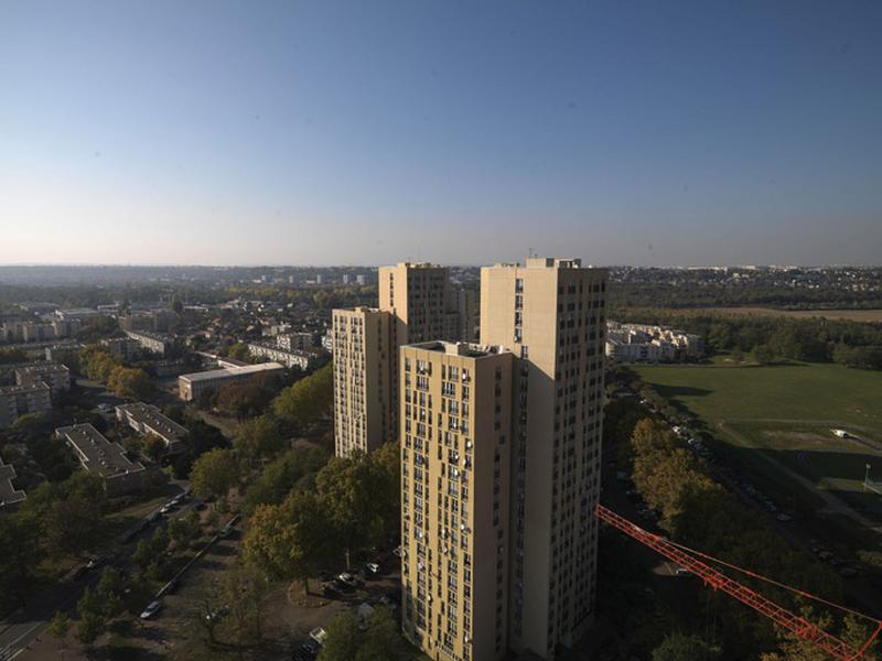Vue des tours situées au-delà de la place du 14 Juillet, en direction de la gare, prise de la tour 23 (2, avenue Henri-Charon).