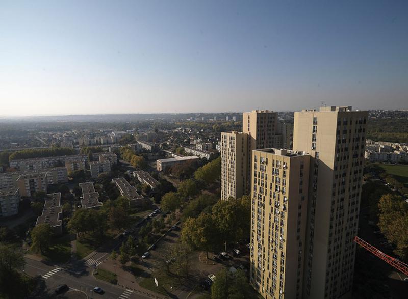 Au carrefour de l'avenue de la Concorde et de la rue Frédéric-Joliot-Curie, en direction de la gare, vue de deux tours et des immeubles du secteur bas, depuis la tour 23 (2, avenue Henri-Charon).