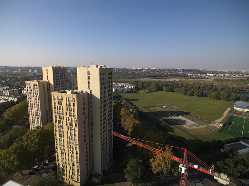 Vues de la tour 23 (2, avenue Henri-Charon), deux des tours situées au nord de la place du 14 Juillet et le centre sportif encadré par l'avenue Henri-Charon et la fosse Montalbot.