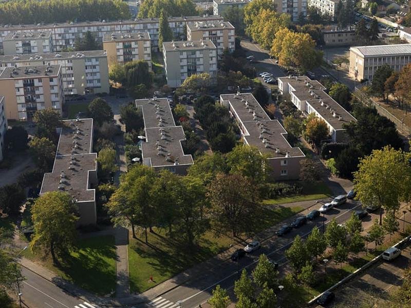 Au premier plan, le long de l'avenue de la Concorde, les 4 ensembles de logements individuels en bande desservis par les allées Lavoisier, Cugnot et Raspail ; à l'arrière, les plots de la place Albert-Einstein ; à droite, une partie des bâtiments du groupe scolaire Marcel-Pagnol.